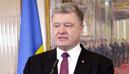 Лжецу Порошенко прилюдно дали по морде