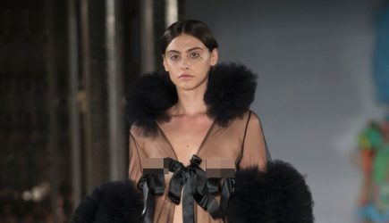 Модели оголили интимные части тела на модном показе