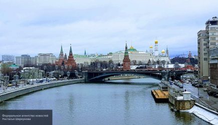 Синоптики из-за ветра продлили в Москве «желтый» уровень опасности на 17 февраля