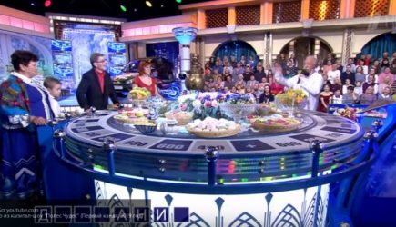 Давка массовки «Поля чудес» из-за бесплатной еды на барабане попала на видео