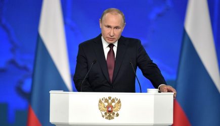 В попытке занять место поближе к президенту России один из гостей послания упал на пол — фото