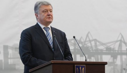 Порошенко заявил о возможности &laquo;полномасштабной войны&raquo; с Россией