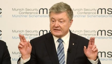 Порошенко заявил о сотнях &laquo;российских танков&raquo; в Донбассе