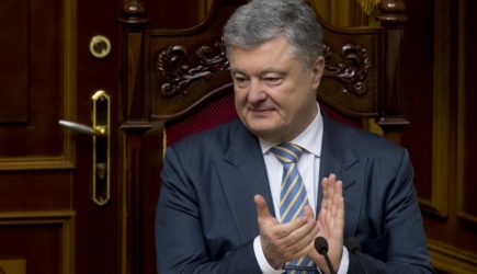 «Маскарад для Запада»: в Госдуме оценили байки Порошенко о поездке в Крым