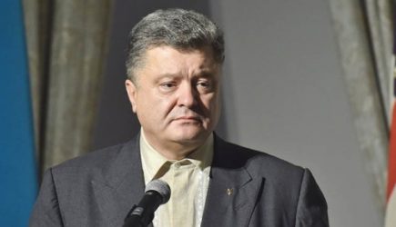 Сенатор отреагировал на жалобы Порошенко на «безответные звонки» Путину