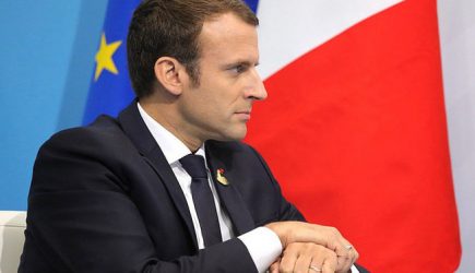 "Желтые жилеты" сломали Макрону лыжи: президент Франции не поехал отдыхать