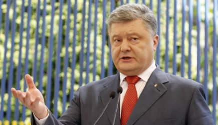 Доигрался: В надоевшего Порошенко запустили коктейлем Молотова