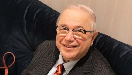 Распластавшегося на диване Петросяна «облизали» с ног до головы