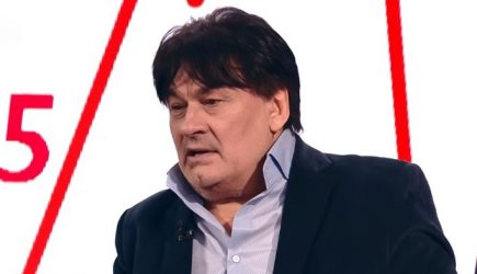 Серова домогается полицейский Антон в свадебном платье