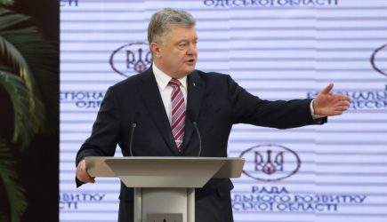 Порошенко после похмелья вышел на люди с бутылкой