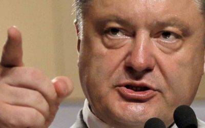 Порошенко набросился на девушку и сорвал шапку