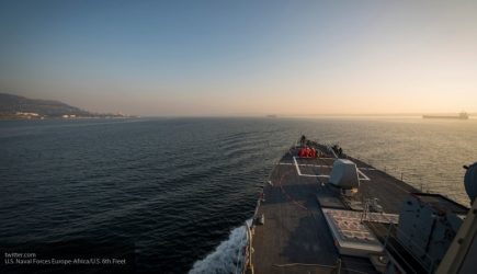 Эсминец США «Дональд Кук» оказался между двух российских фрегатов