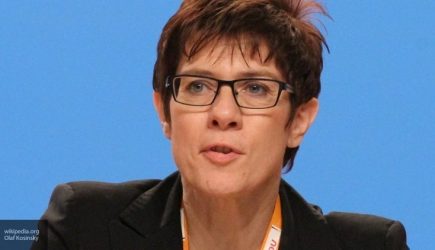 Шутка преемницы Меркель о туалетах для «нейтрального пола» вызвала резонанс в Германии