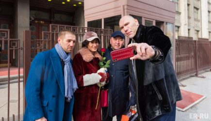 Депутаты поздравили женщин на улицах Москвы