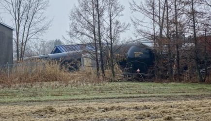 Поезд с токсичными веществами сошел с рельсов