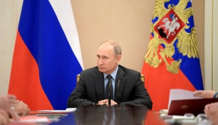 Сдавшийся Порошенко признал Путина президентом Украины