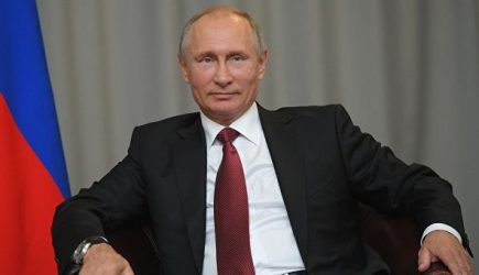 В Кремле объяснили отказ Путина поздравить Зеленского