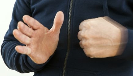 Футбольные фанаты устроили побоище в Обнинске и подрались с уличными торговцами