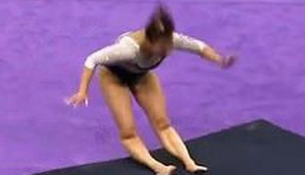 Гимнастка исполнила прыжок и сломала обе ноги при приземлении
