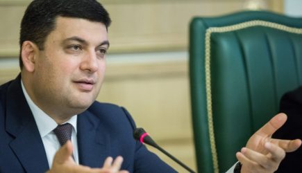 Гройсман рассказал о финансовом состоянии &laquo;зажатой долгами&raquo; Украины