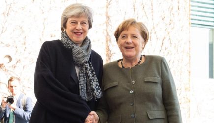 Даже не вышла: Меркель уронила достоинство Мэй