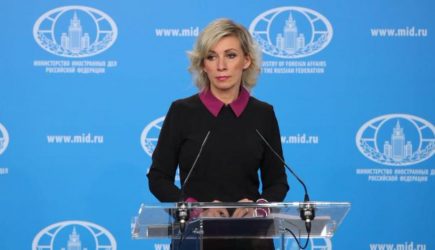 Плакат Порошенко с Путиным рассмешил Захарову