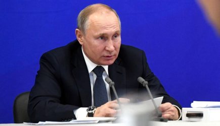 Песков пошутил, что Путин никогда не спит