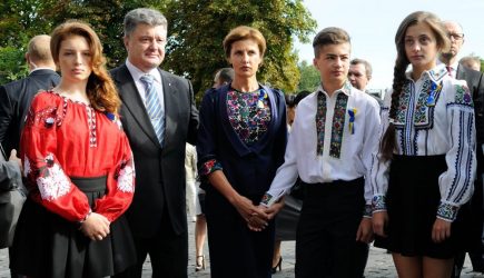 СМИ узнали имена, под которыми семья Порошенко тайно выезжает из страны