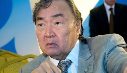 Известный казахский поэт Олжас Сулейменов защитил «родную» кириллицу