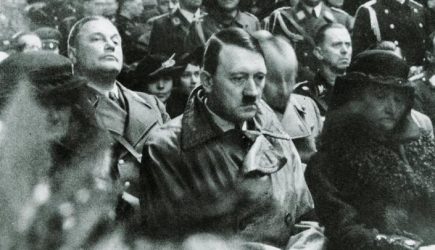Попытки обелить Гитлера сравнением со Сталиным предложили карать рублем