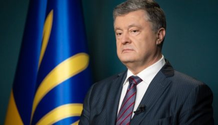 Приговоренный к сроку Порошенко упал в ноги Зеленскому