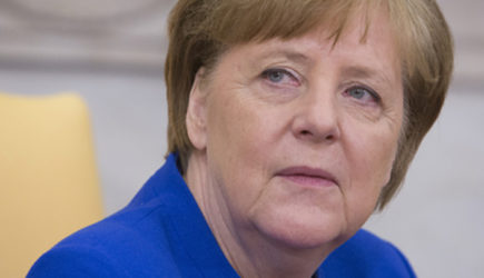 Обнажённая Меркель верхом покоряет русского медведя: Немецкая художница приготовила подарок канцлеру. Не понравится &#8212; Путину &#8212; фото