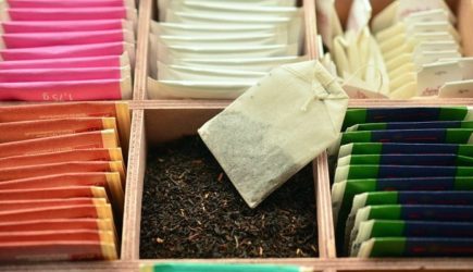 Эксперты Роскачества назвали марки черного чая с плесенью и кишечной палочкой