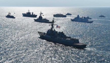Обступили со всех сторон: боевые корабли НАТО вторглись в воды Балтики