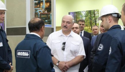 Лукашенко потребовал не ползать перед Россией на коленях