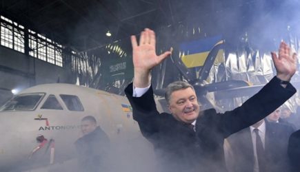 Порошенко вместе с семьей покинул территорию Украины