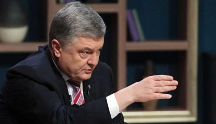 &#171;Завонявшая шоколадка&#187;: Порошенко облили помоями в центре Киева