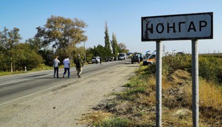 Как японцы на Курилы: украинский президент поглазел на российский Крым через забор