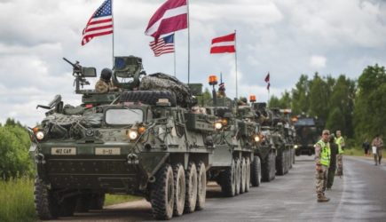 Министр обороны Латвии потерял сознание от звука сирены воздушной тревоги