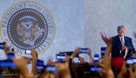 Трамп выступил на фоне двуглавого орла, которому «вручили» клюшки для гольфа