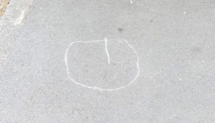 Ягодицы на асфальте заполонили город и напугали местных жителей