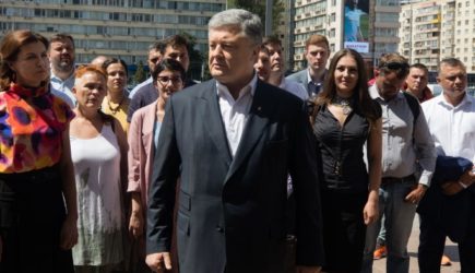 Зеленский прилюдно поставил на колени неудачника Порошенко