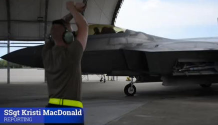 F-22 испытали в режиме &laquo;горячего кресла&raquo;