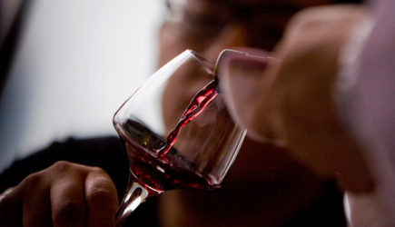 Дедушка в шутку напоил новорожденного внука алкоголем и погубил его