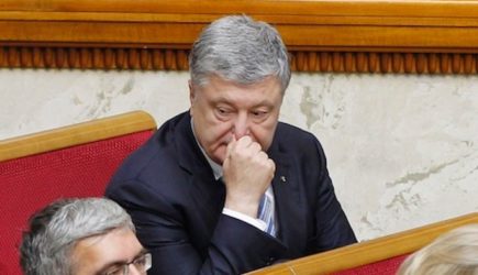 Бегающего от допросов Порошенко готовят к важной процедуре