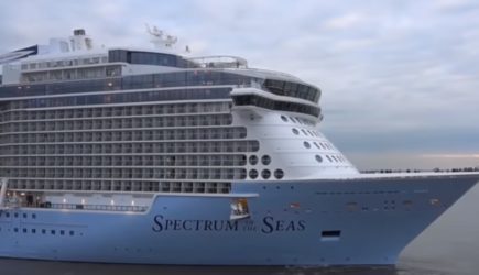 Самый большой круизный лайнер в истории РФ прибыл во Владивосток