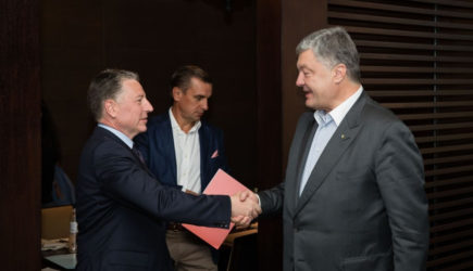 Порошенко назвал &laquo;тревожной&raquo; новость об отставке Курта Волкера