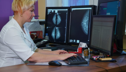 Названы симптомы для немедленного обращения к маммологу и онкологу