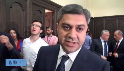 Армения гудит: что поссорило Пашиняна и Ванецяна