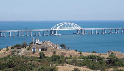 Украинцы перекрыли Крымский мост
